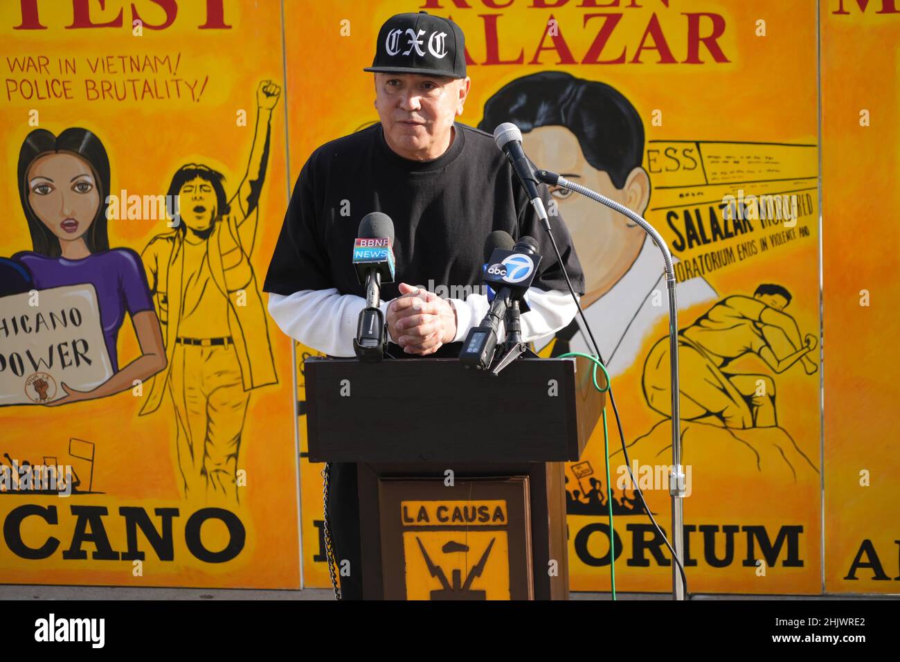 Dennis Flores spricht auf einer Pressekonferenz des Chicano Moratoriums im Belvedere Park am Montag, den 31. Januar 2022, um den 51. Jahrestag der Erschießung von Demonstranten auf dem Whittier Blvd zu würdigen. Und Arizona Ave. Am 31. Januar 1971. Stockfoto