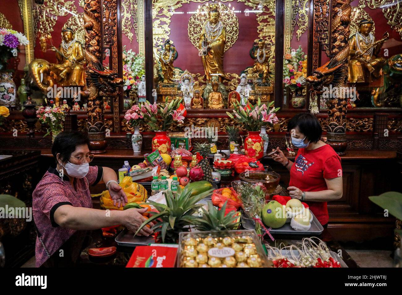 Manila, Philippinen. 1st. Februar 2022. Menschen mit Gesichtsmasken machen ein Angebot, das Mondneujahr im Seng Guan Tempel in Manilas Chinatown auf den Philippinen zu feiern. 1. Februar 2022. Das Mondneujahr 2022 markiert das Jahr des Tigers im chinesischen Tierkreiskalender und steht für Mut, Mut und Stärke. (Bild: © Basilio Sepe/ZUMA Press Wire) Stockfoto