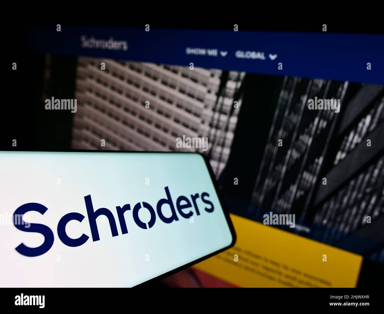 Mobiltelefon mit Logo des britischen Vermögensverwaltungsunternehmens Schroders plc auf dem Bildschirm vor der Website. Konzentrieren Sie sich auf die Mitte links des Telefondisplays. Stockfoto
