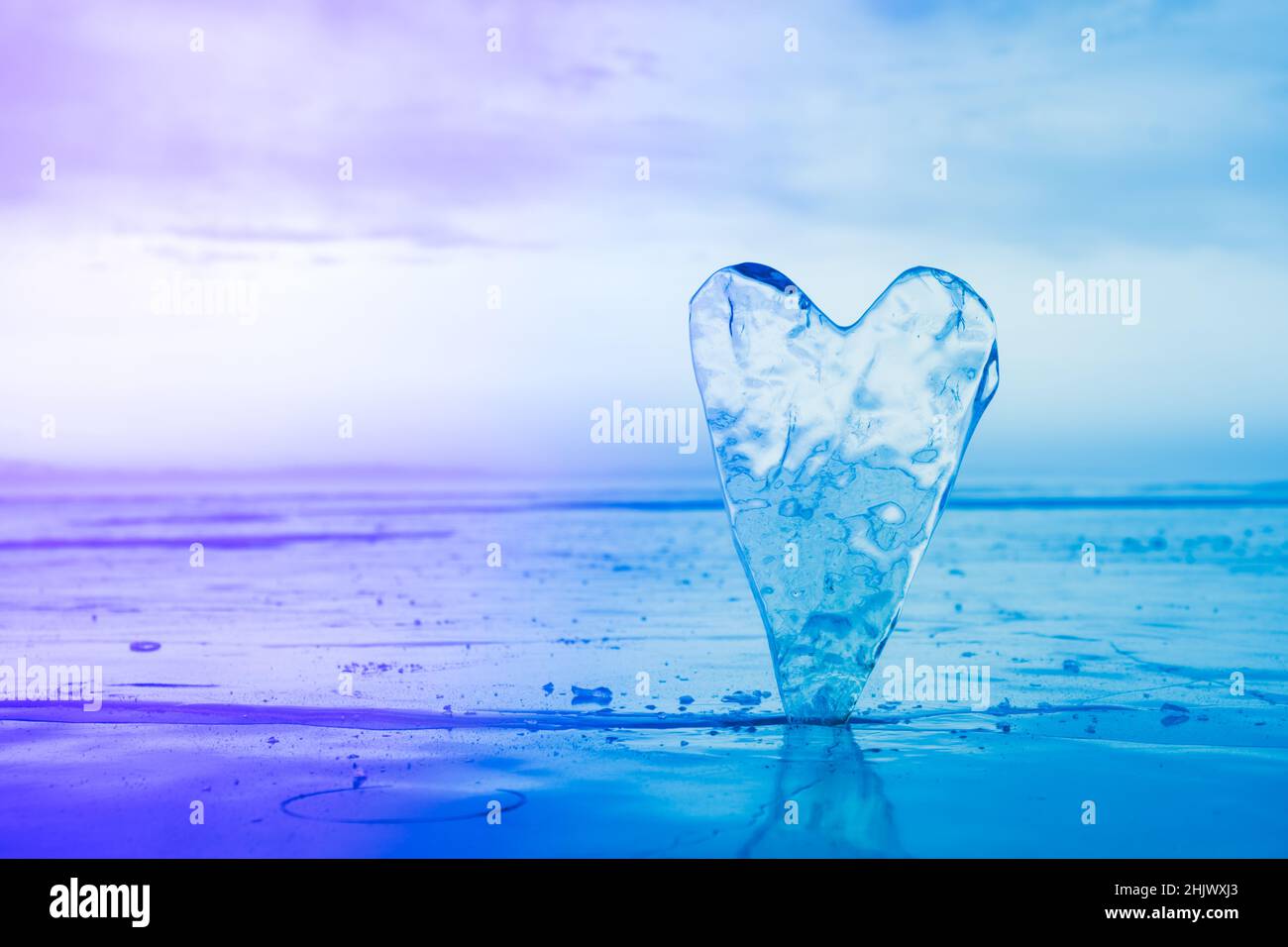 Das eisförmige Herz für dekorative Gestaltung. Valentinstag-Konzept. Für Text platzieren. Stockfoto