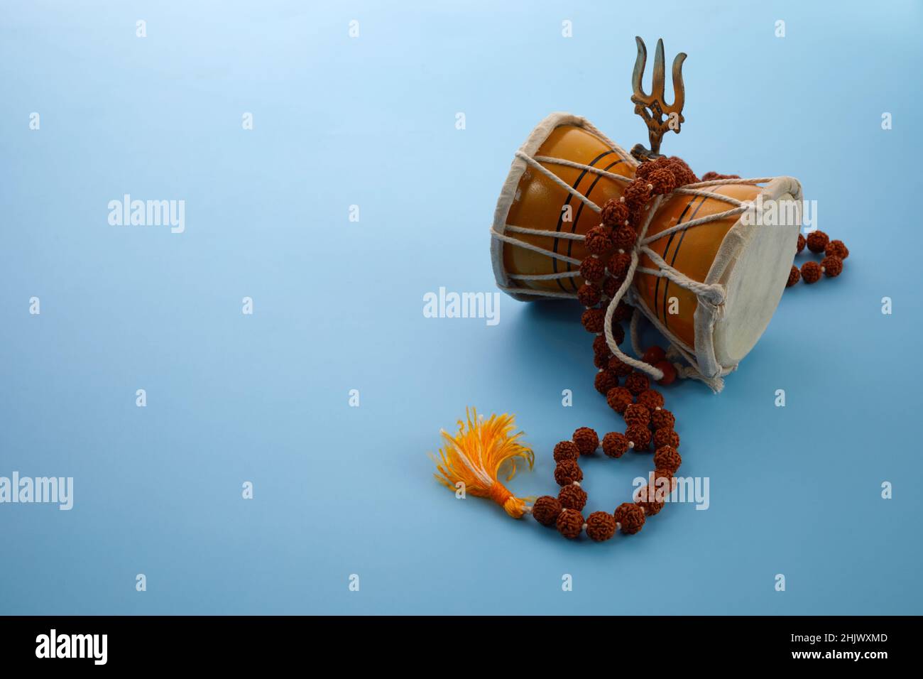 Shivaratri Hintergrund mit Shivas Dreizack und Pellet Drum Damroo Musikinstrument . Hindu-Fest Maha Shivratri Stockfoto