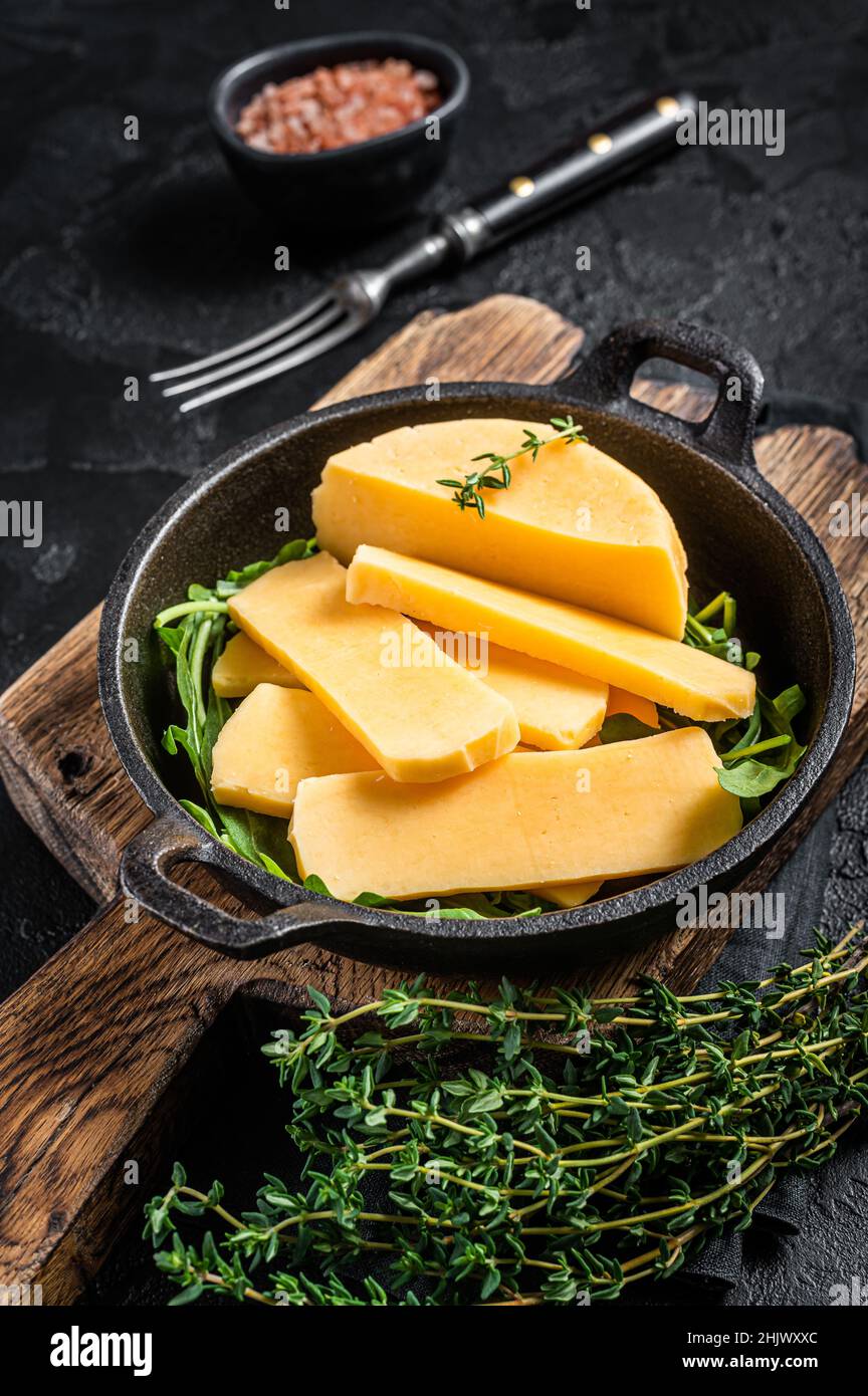 Halloumi-Käse in der Pfanne bereit zum Braten. Schwarzer Hintergrund.  Draufsicht Stockfotografie - Alamy