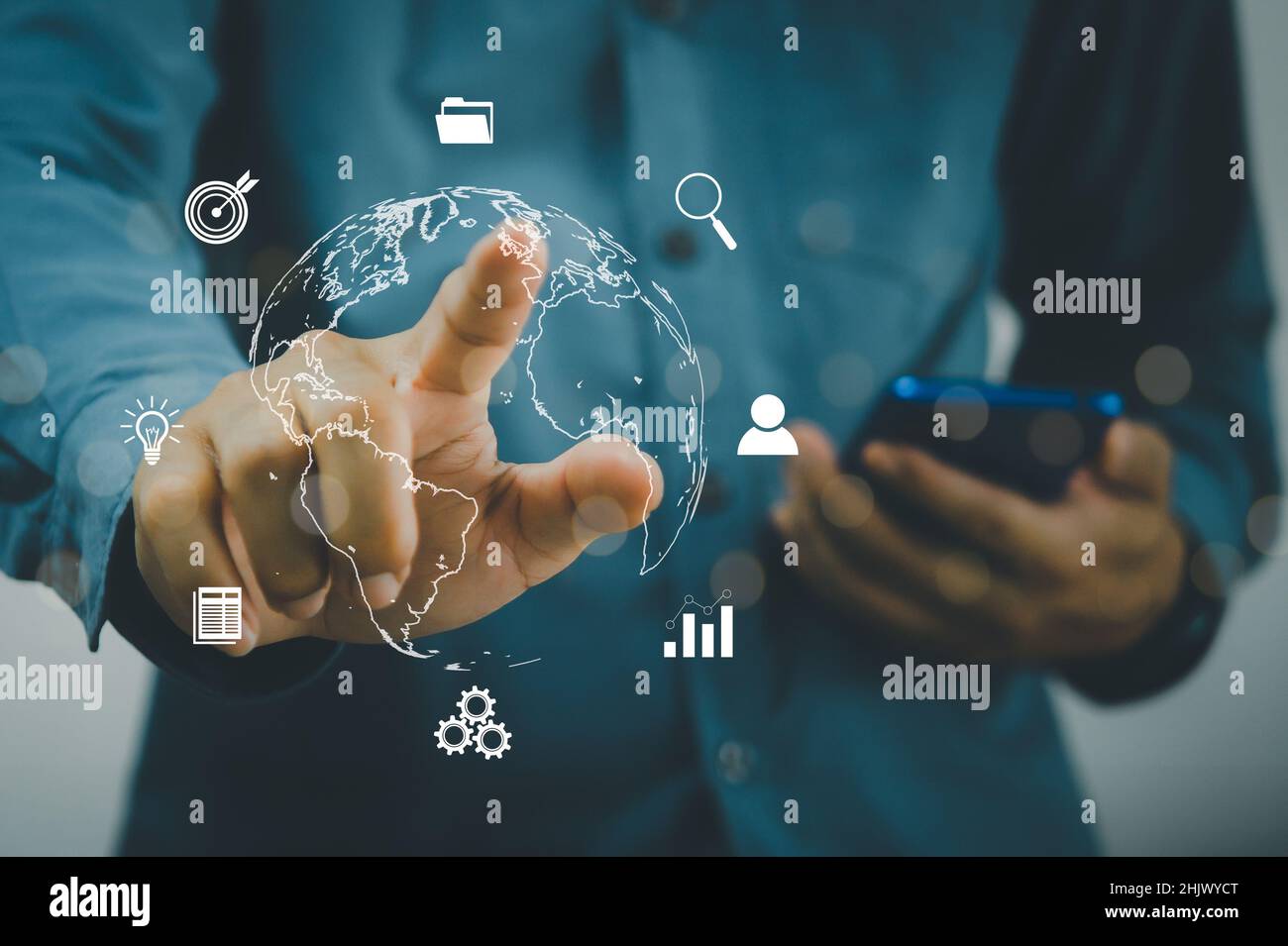 Virtuelle Welt Technologie Metaverse Konzept. Welt- und Geschäftssymbole, moderne Nutzung des Internets, Datenanalyse, Kommunikation oder Online-Marketing. Stockfoto