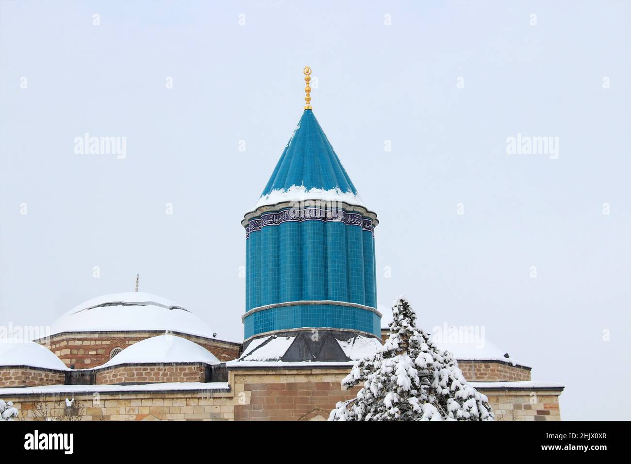 Mevlana Museum, religiöses Gebäude, grünes Minarett und Museum im Inneren. Mevlana Celaleddin Rumi ist eine sufi-Philosophin und mystische Lyrikerin des Islam. Stockfoto