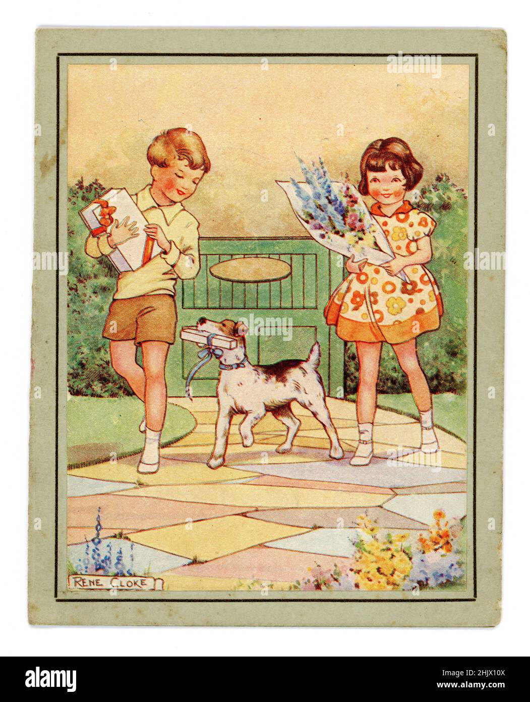 Originale charmante Vintage 1920er Jahre Party laden ein, zwei Kinder gehen einen Gartenweg hinauf, das junge Mädchen hält einen Haufen Blumen und der Junge und der Hund ein Geschenk., typische Mode für die Zeit, das Mädchen hat einen gepuppten Haarschnitt. Der Hund ist ein Jack Russell. Stockfoto