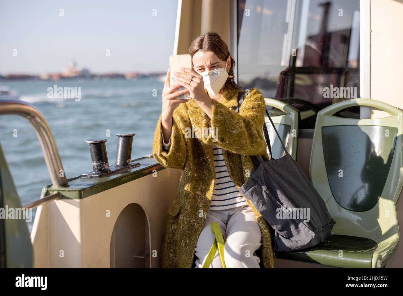 Frau im Vaporetto, die Venedig während einer Pandemie besucht Stockfoto