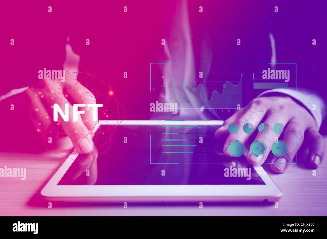 Geschäftsmann mit moderner Technologie Tablet Metaveres NFT Token digitale Krypto Blockchain virtuellen Bildschirm Stockfoto