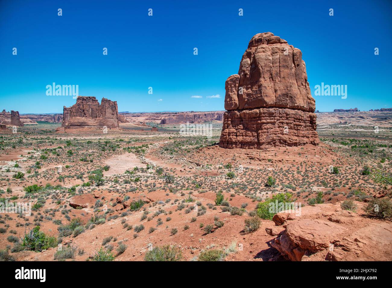 Wunderschöne natürliche Felsformationen im Arches National Park unter blauem Sommerhimmel, Utah. Stockfoto