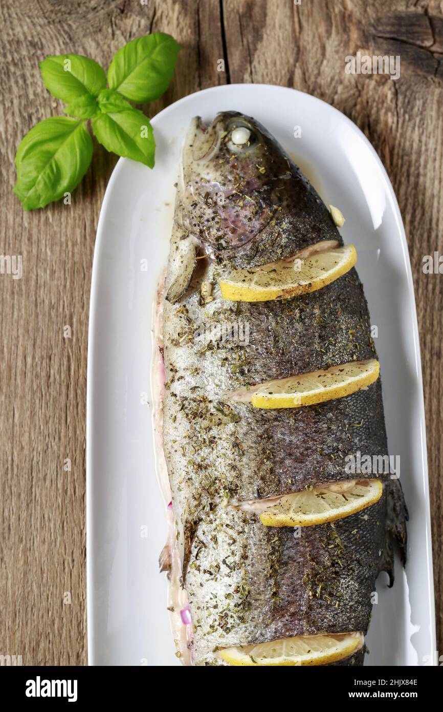 Gebackene Regenbogenforelle mit Zitrone. Abendessen Stockfoto