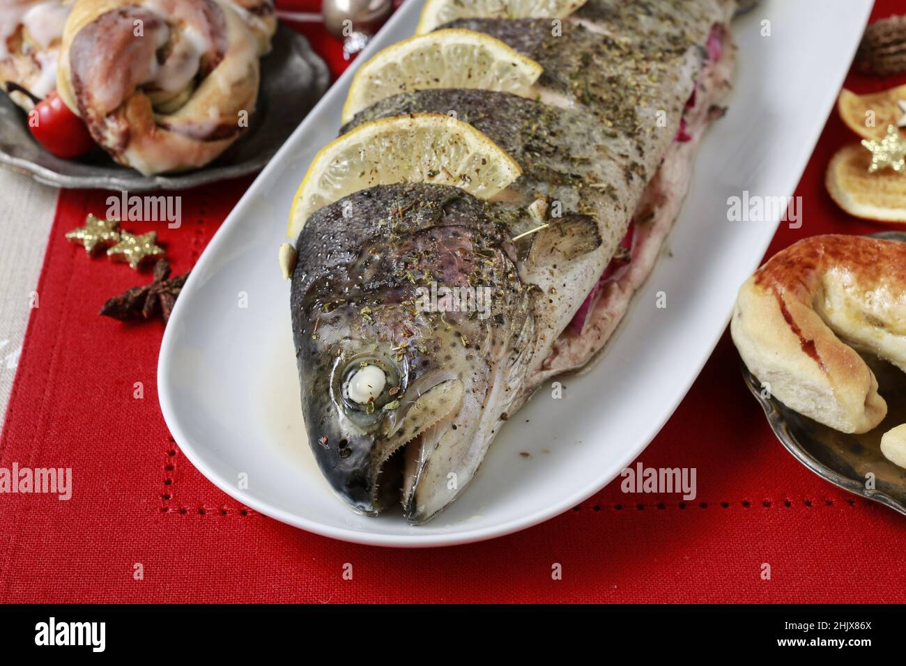 Gebackene Regenbogenforelle mit Zitrone. Abendessen Stockfoto