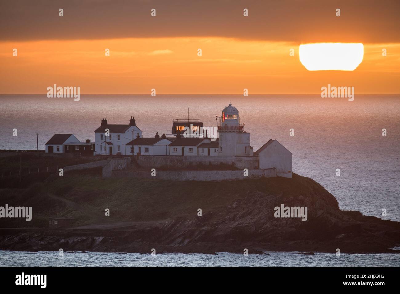 Roches Point, Cork, Irland. 01st. Februar 2022. Ein Sonnenaufgang am St. Brigid's Day begrüßt den ersten Frühlingstag gemäß dem gälischen Kalender in Roches Point, Co. Cork, Irland. - Credit; David Creedon / Alamy Live News Stockfoto