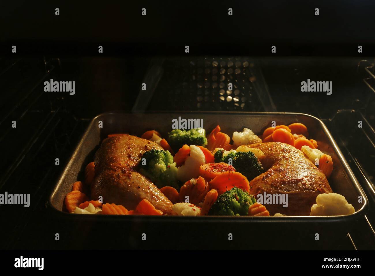 Gebratenes Huhn mit Gemüse im Ofen. Garzeit Stockfotografie - Alamy