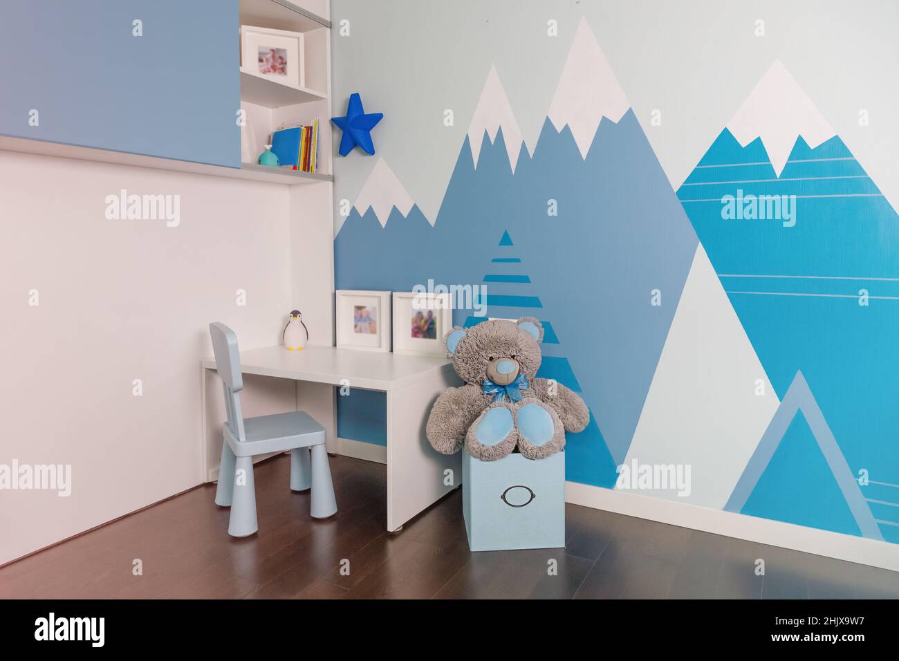 Das Innere des Zimmers des Jungen in blauen Farben, Berge an den Wänden. Realistisch. Stockfoto