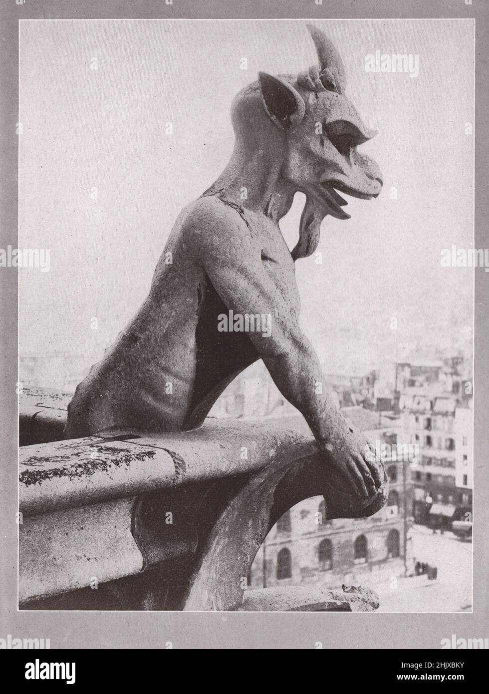 Ein Wasserspeier auf Notre-Dame. Paris. Frankreich (1925) Stockfoto