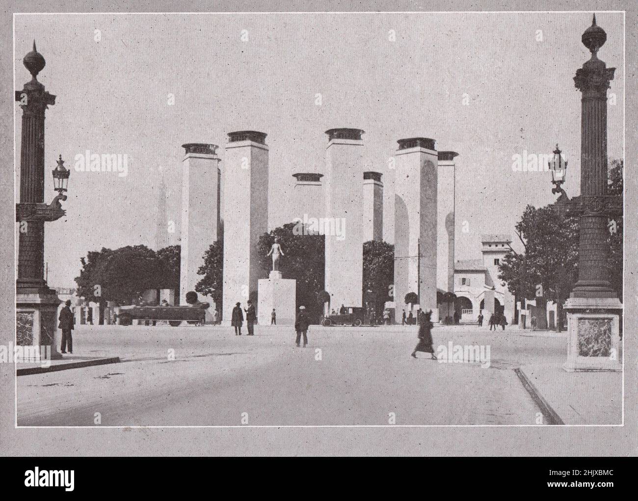 Paris Ausstellung : Eingangssäulen. Frankreich (1925) Stockfoto