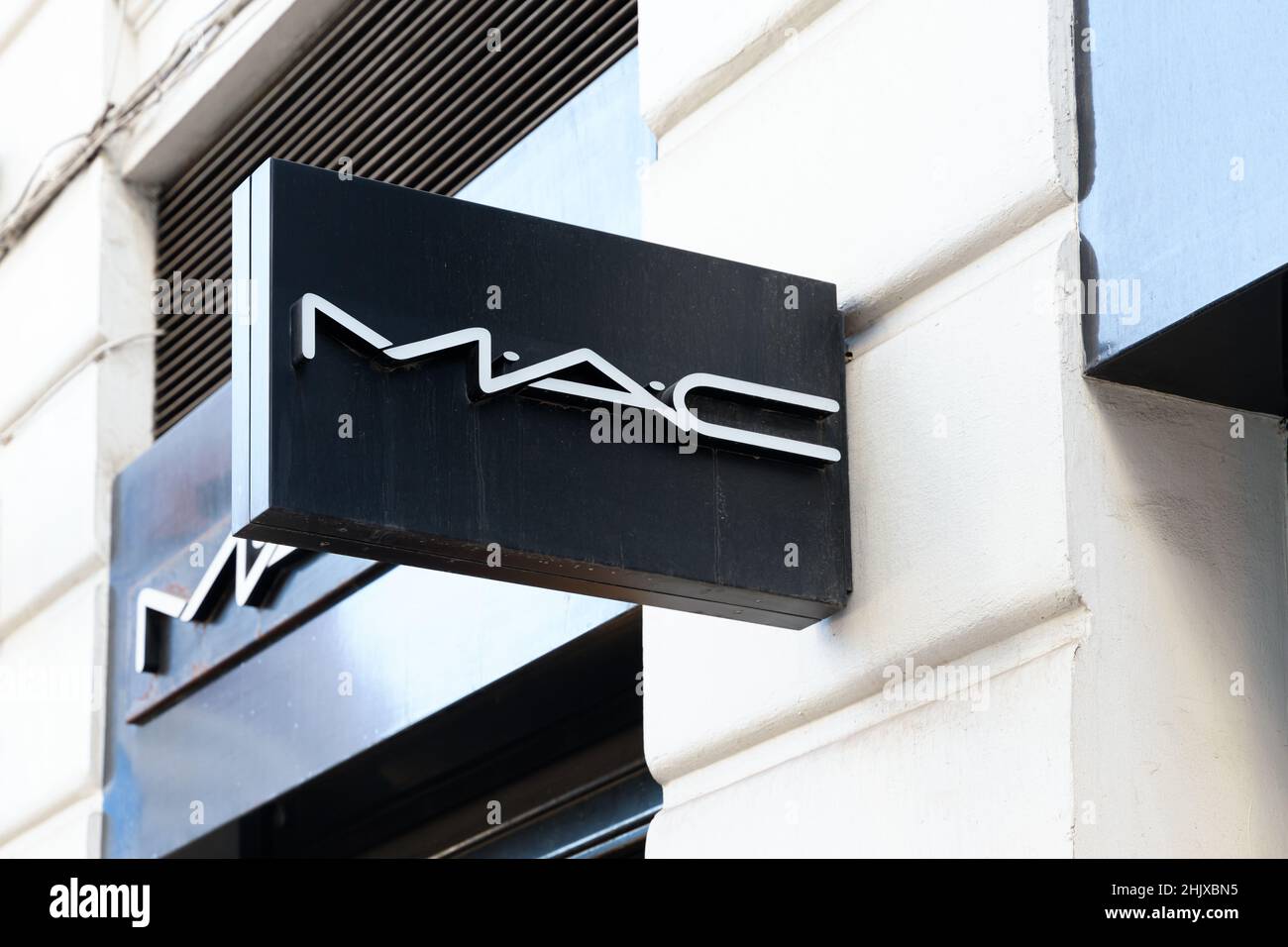 VALENCIA, SPANIEN - 31. JANUAR 2022: MAC ist ein amerikanischer Kosmetikhersteller, der 1984 in Toronto gegründet wurde Stockfoto