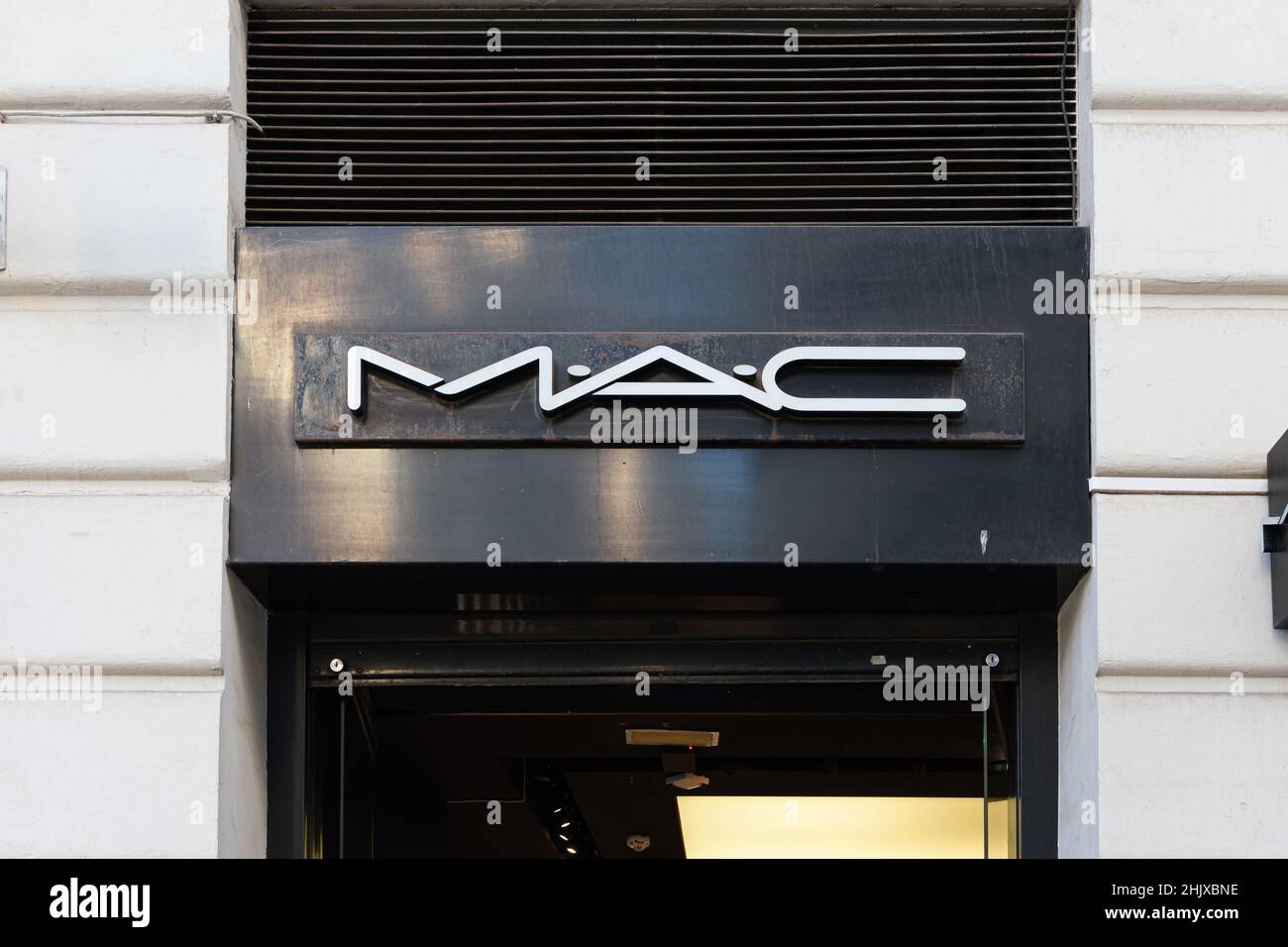 VALENCIA, SPANIEN - 31. JANUAR 2022: MAC ist ein amerikanischer Kosmetikhersteller, der 1984 in Toronto gegründet wurde Stockfoto