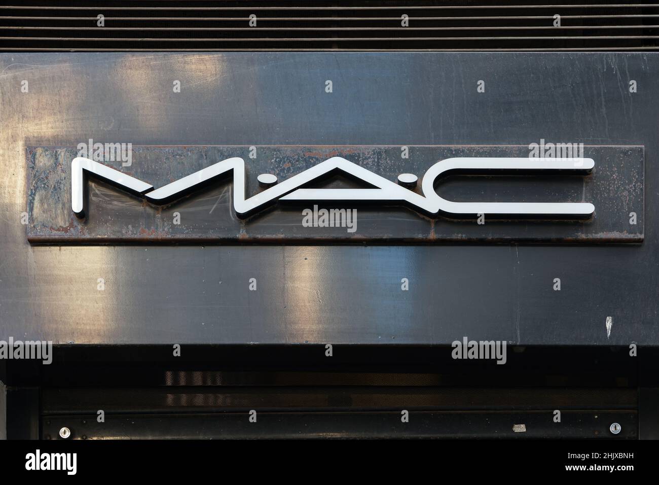 VALENCIA, SPANIEN - 31. JANUAR 2022: MAC ist ein amerikanischer Kosmetikhersteller, der 1984 in Toronto gegründet wurde Stockfoto