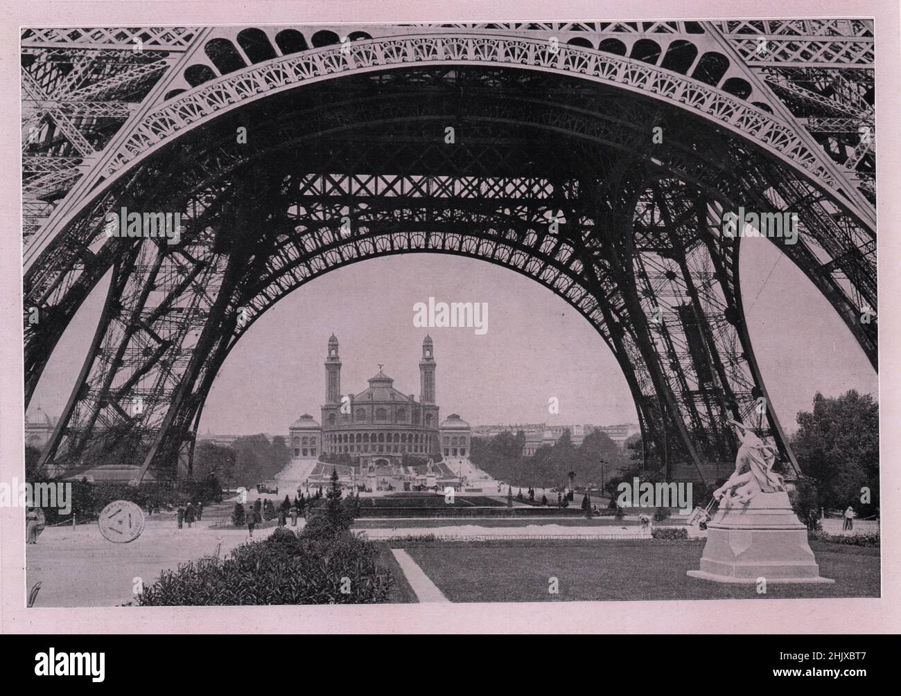 Die Basis des Eiffelturms, mit dem Trocadero in der Ferne. Paris. Frankreich (1925) Stockfoto
