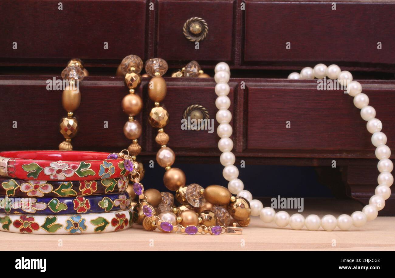 Vintage-Schmuck und offene Schmuckschatulle auf dem Tisch Stockfoto