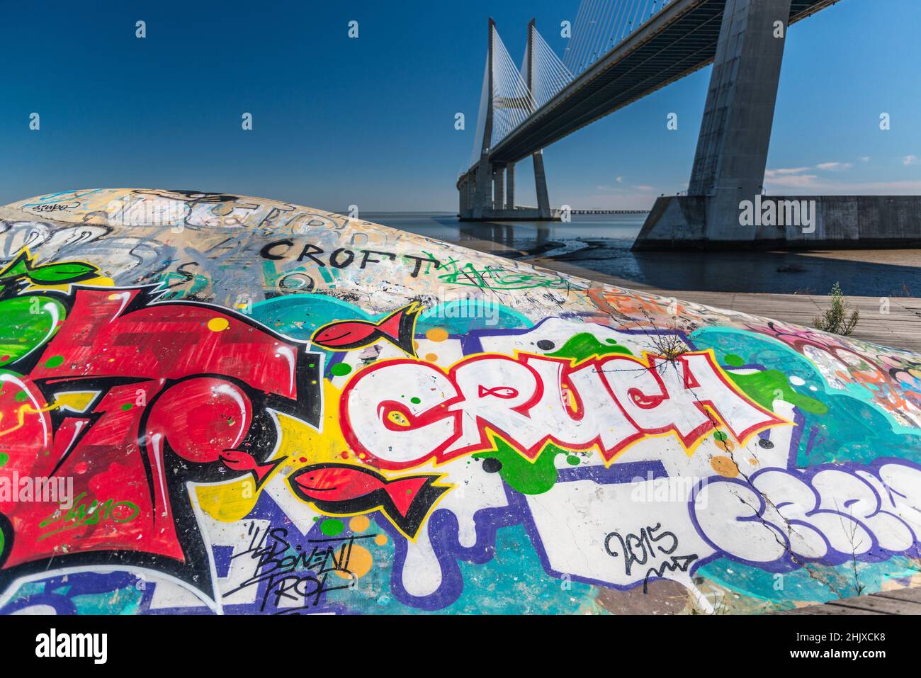 Graffiti auf der Skate Park Expo 98 unter der Vasco da Gama Brücke im Parque das Nacoes / EXPO 98. Lissabon, Portugal Stockfoto