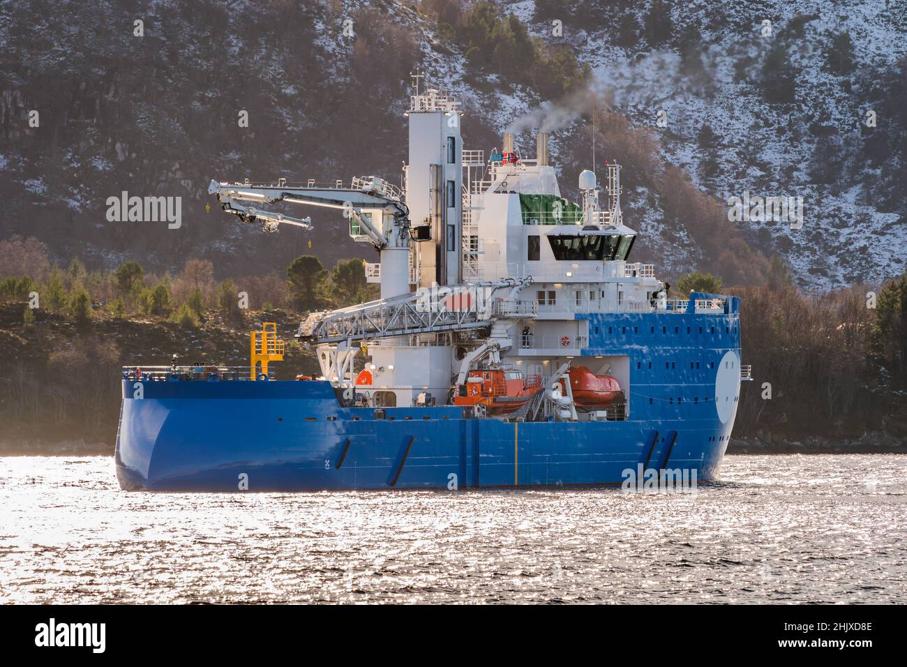 ULSTEINVIK, NORWEGEN - 2020. MÄRZ 03. Windfarmschiff auf Probefahrt durch den Fjord. Stockfoto