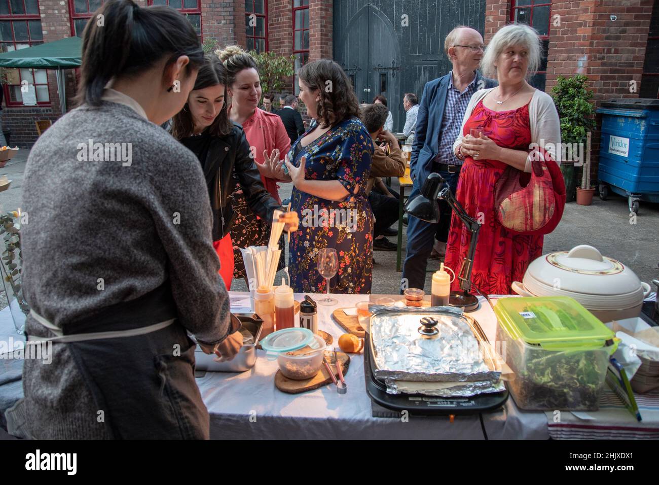 Sheffield, Großbritannien - 22. Juni: Mitglieder der Sheffield Creative Guild stehen bei der 2nd-jährigen Party im Yellow Arch Studio für koreanisches Soul Street Food an Stockfoto