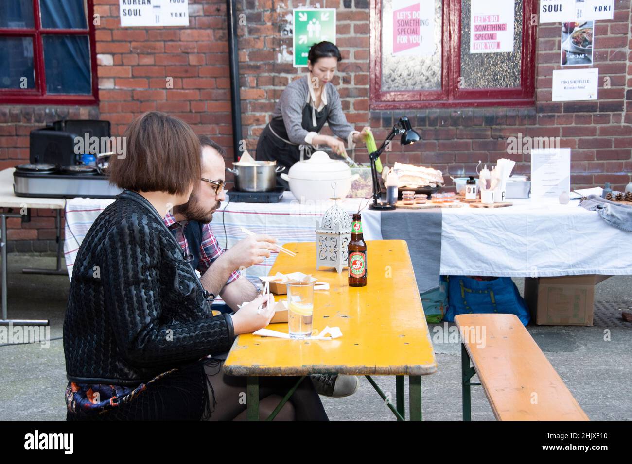 Sheffield, Großbritannien - 22. Juni: Mitglieder der Sheffield Creative Guild essen koreanisches Soul Street Food auf der 2nd-jährigen Party in den Yellow Arch Studios Stockfoto