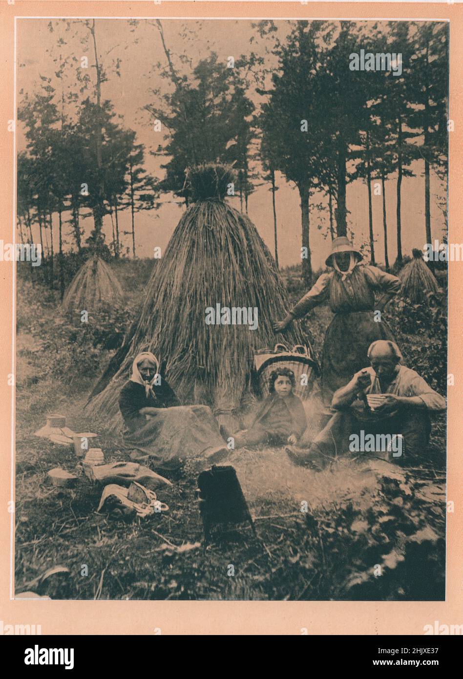 Tee auf einem Erntefeld in Luxemburg (1925) Stockfoto