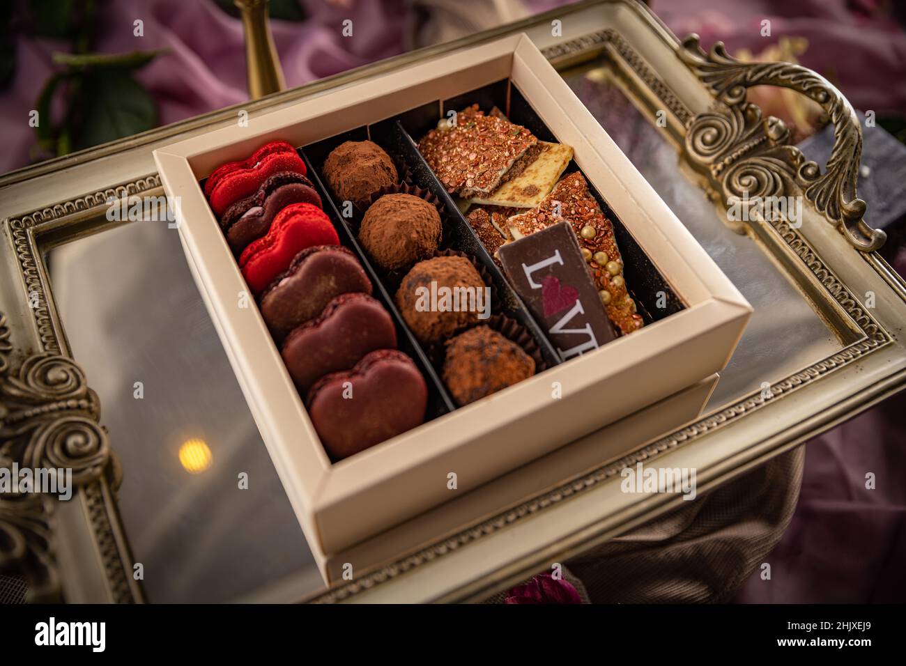 Sortiment von luxuriösen Bonbons in Box. Exklusive handgemachte Schokoladenbonbons Stockfoto