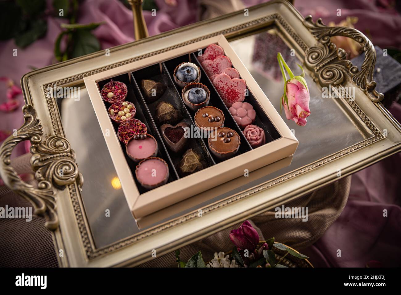 Verschiedene Schokoladen-Bonbons, süße Konditorei-Sammlung zum Valentinstag Stockfoto