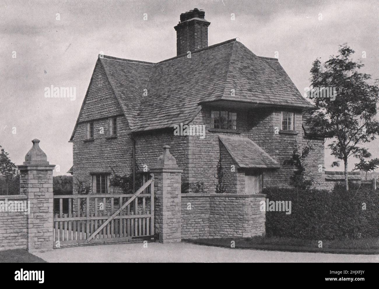 Eingangstor und Lodge. Gloucestershire. Coldicote, Moreton-in-Marsh. - Entworfen von Mr. E. Guy Dawber. (1922) Stockfoto