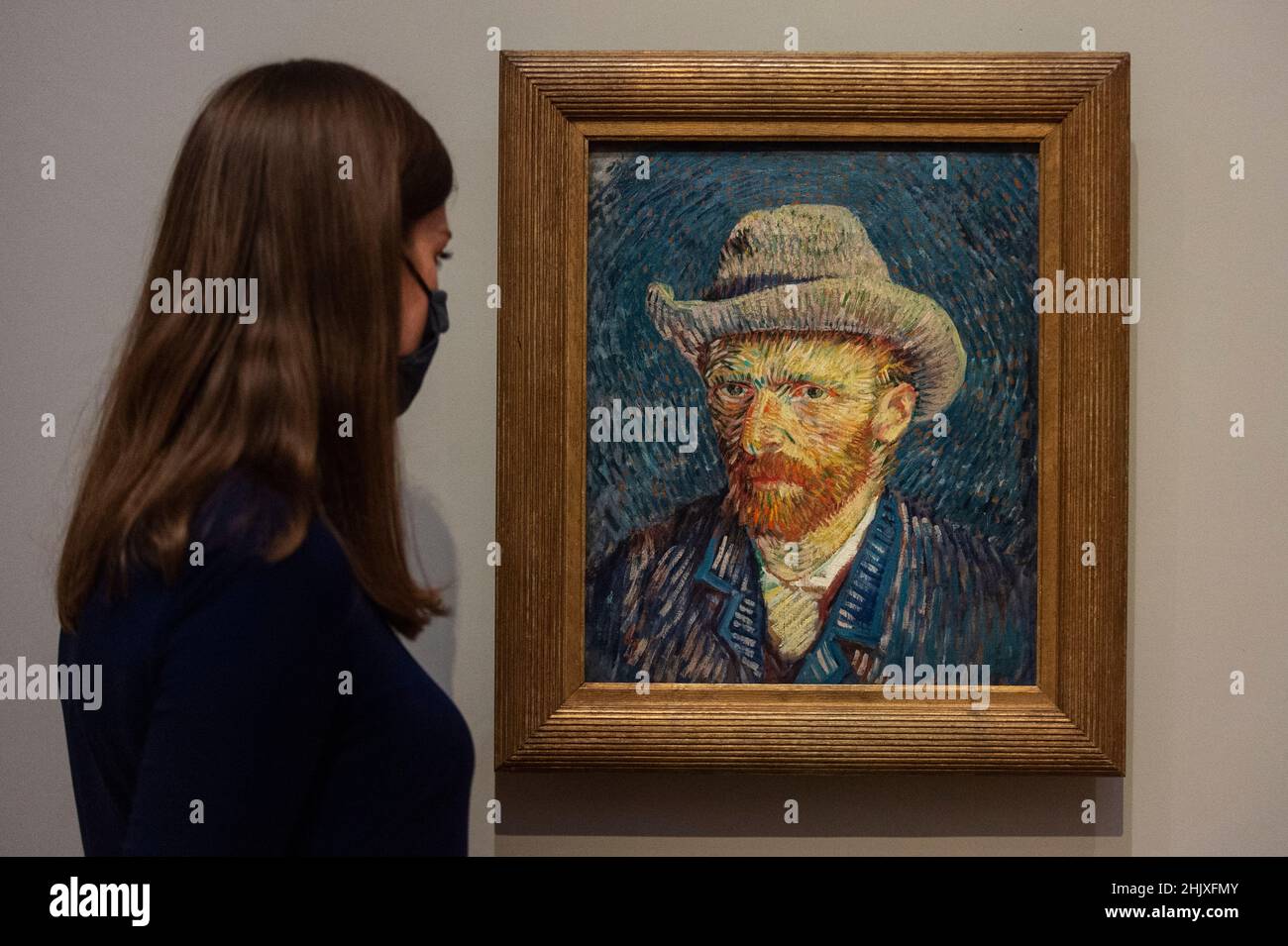 London, Großbritannien. 1. Februar 2022. 'Selbstporträt mit grauem Filzhut', 1887, von Vincent van Gogh. Vorschau von “Van Gogh. Self-Portraits“, eine Ausstellung von 16 Selbstporträts von Vincent van Gogh von 1886 bis 1889. Die Werke sind vom 3. Februar bis 8. Mai 2022 in der Courtauld Gallery zu sehen. Kredit: Stephen Chung / Alamy Live Nachrichten Stockfoto