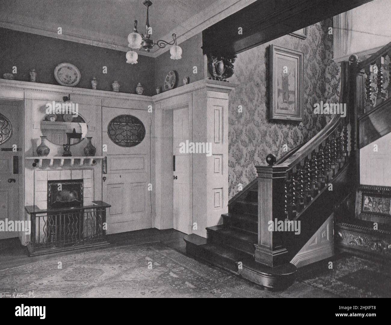 Die Halle und die Treppe. London. The Old Pound House, Wimbledon. - Entworfen von George Hubbard und Albert W. Moore (1922) Stockfoto