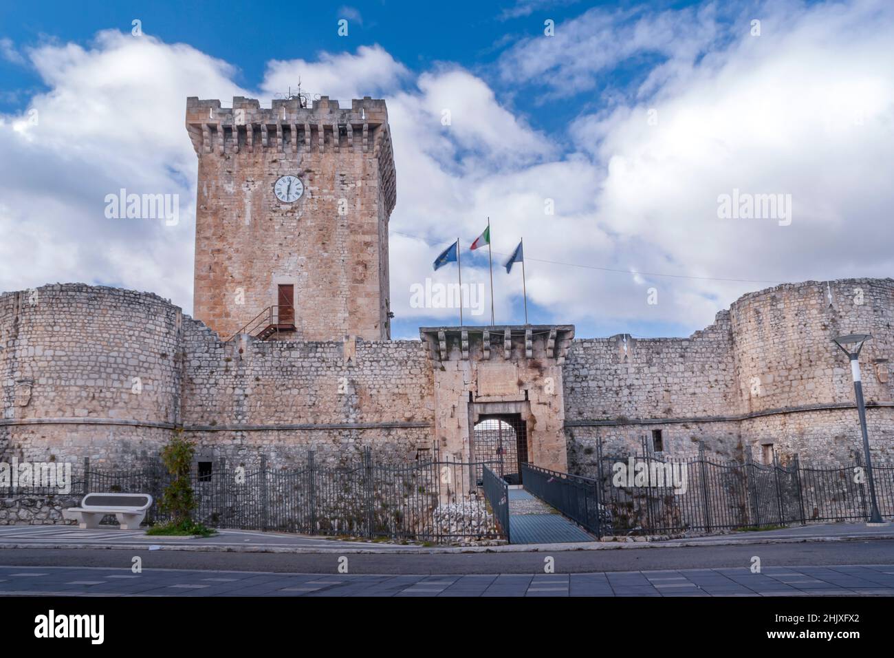 Verkürzung, Piazza Castello Platz, Blick auf die Piccolomini Burg von Ortucchio, Abruzzen, Italien, Europa Stockfoto