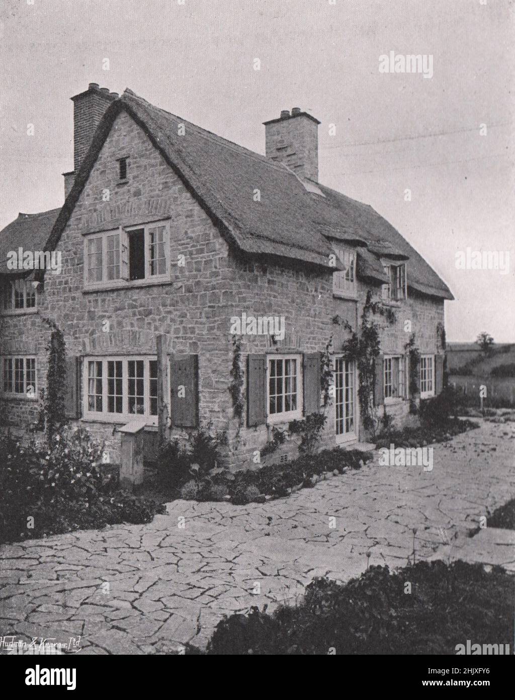 Terrassenweg mit rauer Markierung. Wales. Das Reetgedeckte Cottage, Llanwern. - Entworfen von Herrn Oswald Milne (1922) Stockfoto