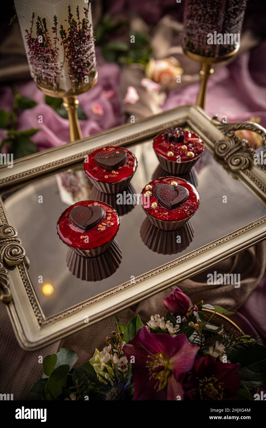 Mini Cupcake Süßigkeiten Schokolade mit Beerencreme Füllung Stockfoto