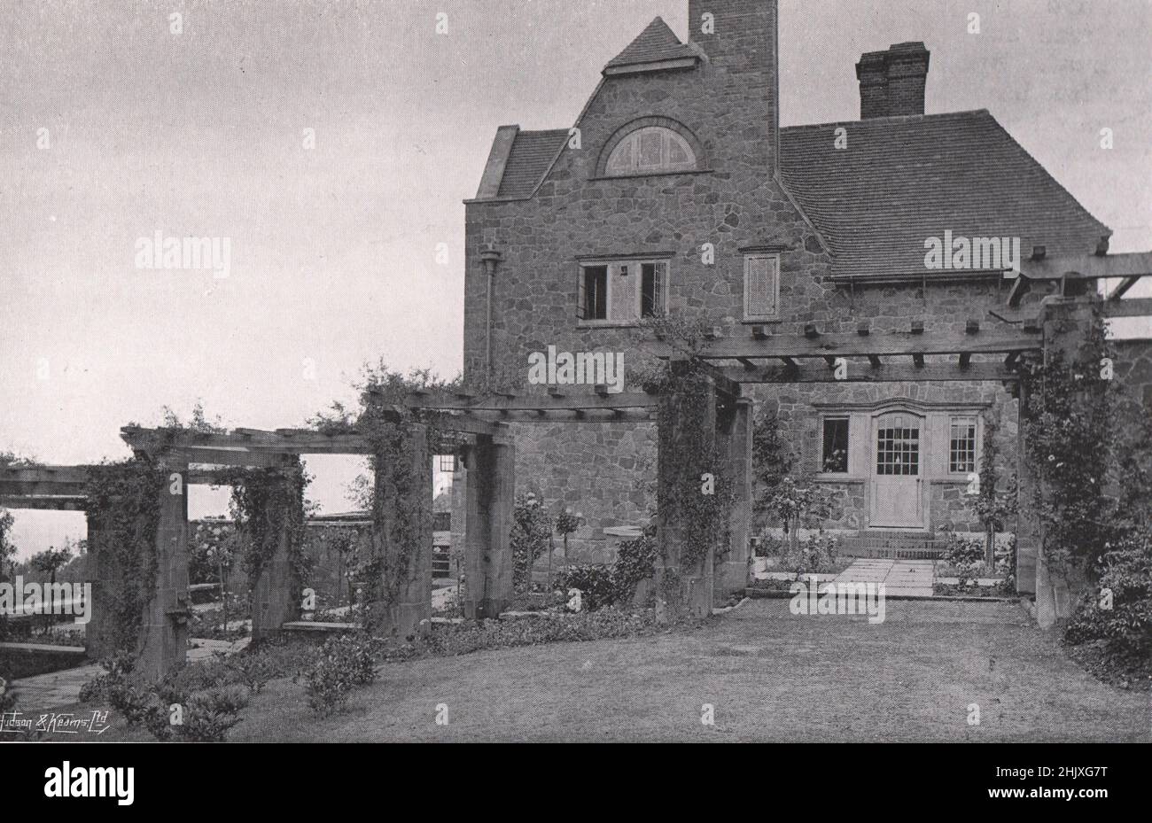 Ostfront und Pergola. Acremead, Crockham Hill, Kent. - Entworfen von Mr. Dunbar smith und Mr. Cecil Brewer (1922) Stockfoto