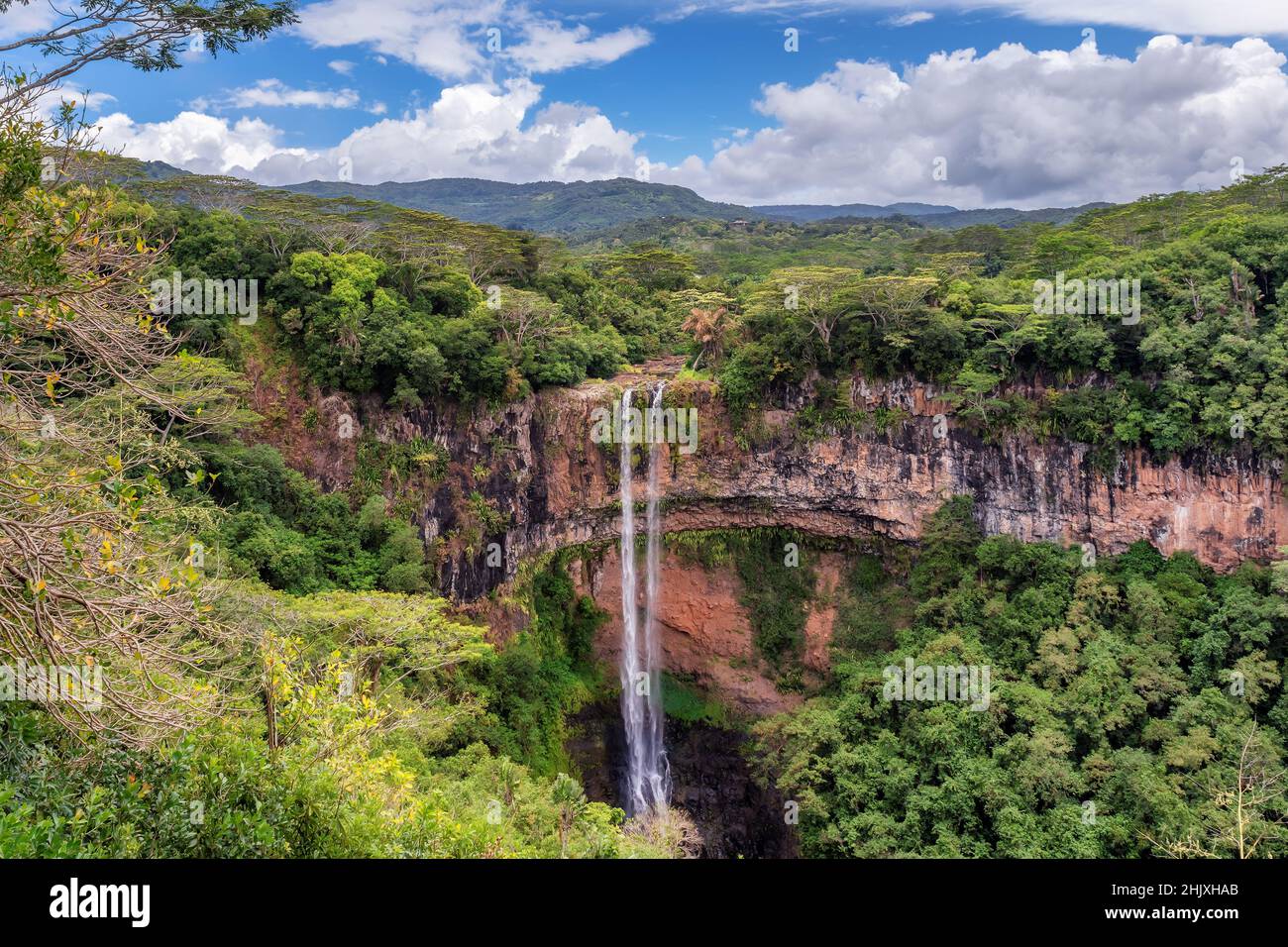Chamarel Wasserfälle im Dschungel auf der tropischen Insel Mauritius. Stockfoto