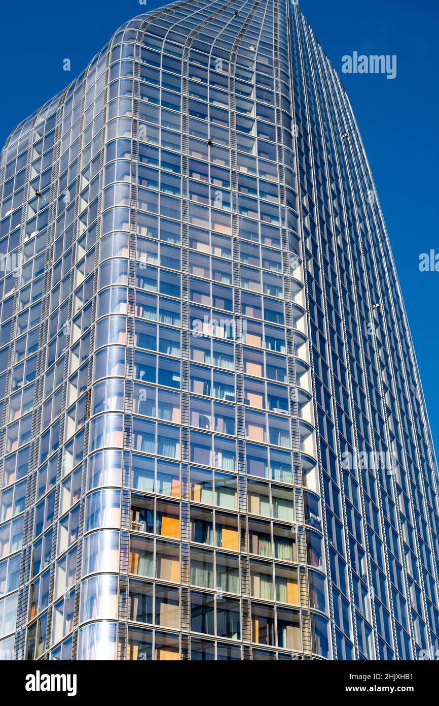 London England Großbritannien, 29. Januar 2022, The Boomerang or Vase Residential Building Bankside London Against A Blue Sky Stockfoto