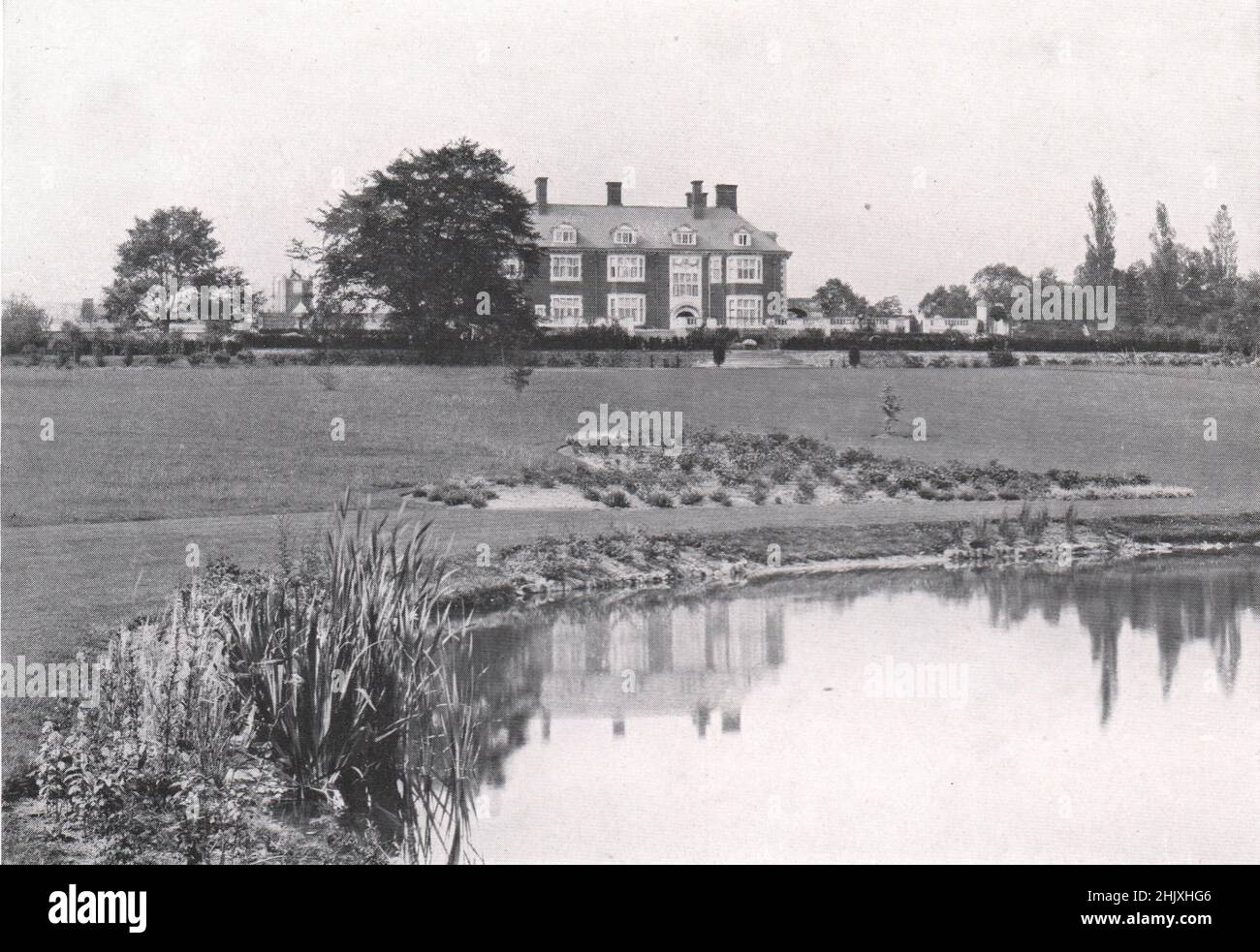 Dunchurch Lodge, Dunchurch, Rugby : Blick vom See. Warwickshire. Gilbert Fraser, Architekt (1908) Stockfoto