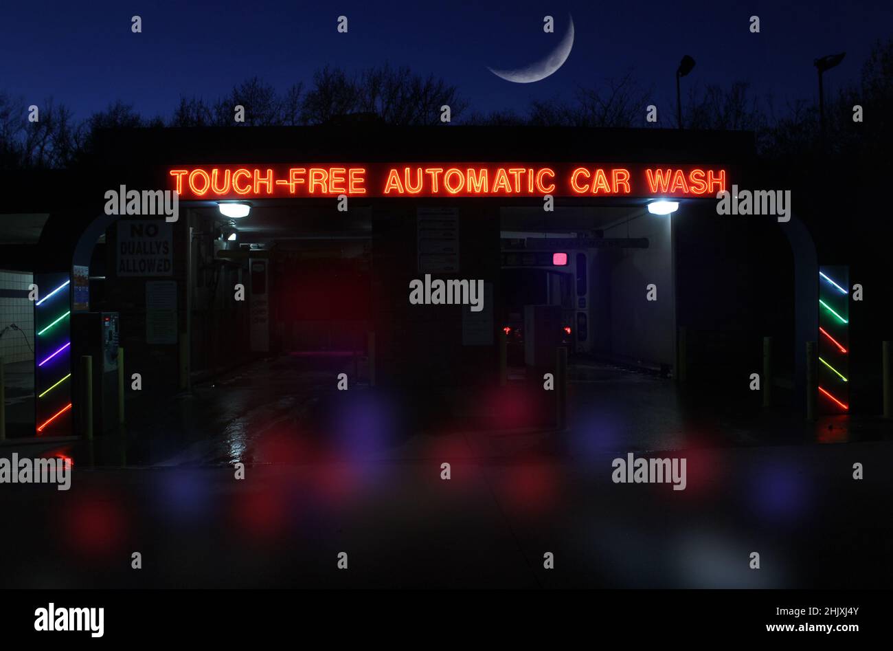 Kostenlose automatische Autowaschanlage mit Neon-Touch-Funktion am Abend mit Mond Stockfoto