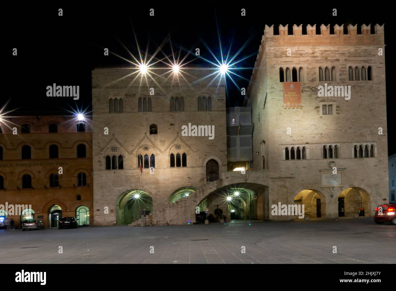 Piazza del Popolo Platz bei Nacht, Blick auf Palazzo del Popolo Palast, Todi, Umbrien, Italien, Europa Stockfoto