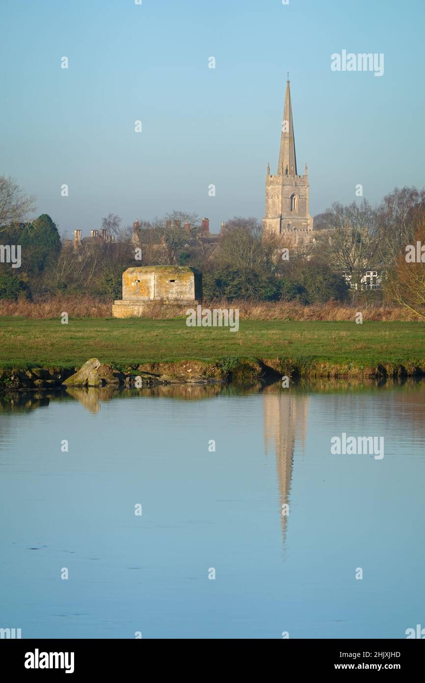 St. Lawrence Kirche und Pillbox neben der Themse, Lechlade-on-Thames, Cotswolds, Gloucestershire, England, Vereinigtes Königreich, Europa Stockfoto