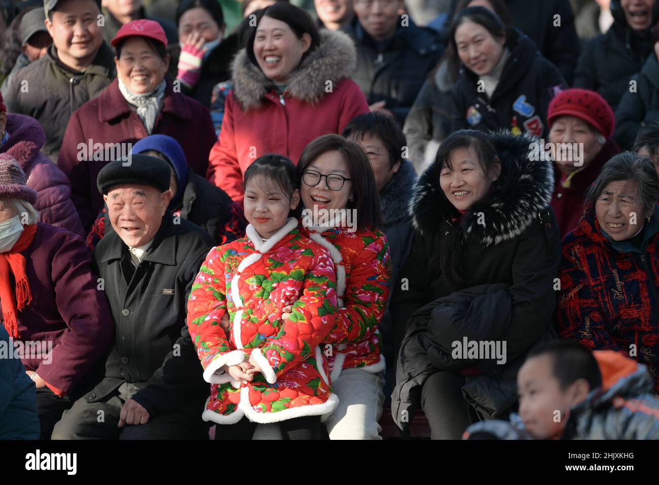 HAIAN, CHINA - 1. FEBRUAR 2022 - das Publikum lachte über die Skits, die von Schauspielern aus dem Dorf Tangang in der Stadt Haian, der Stadt Jiangsu aus Ostchina, aufgeführt wurden Stockfoto