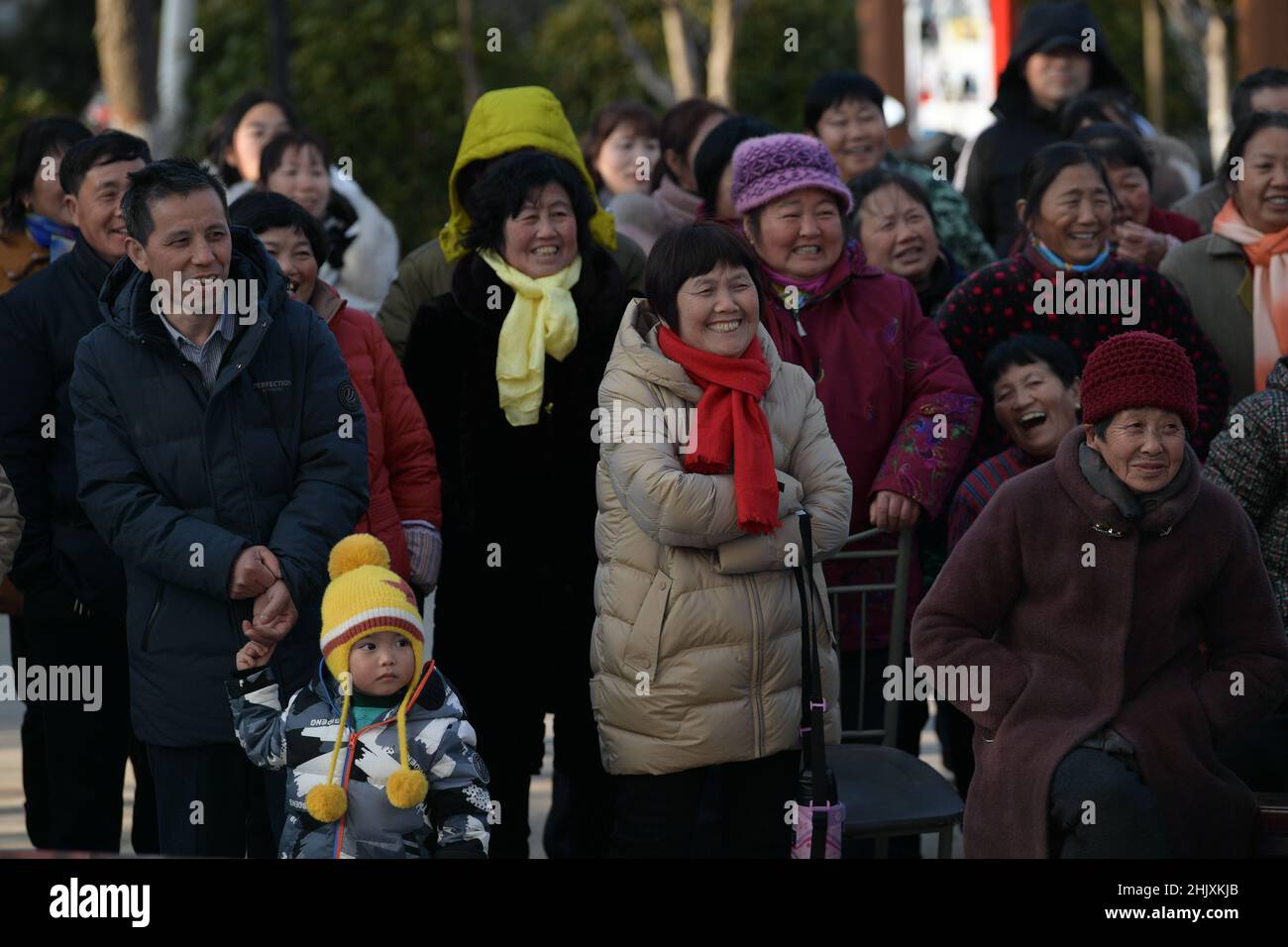 HAIAN, CHINA - 1. FEBRUAR 2022 - das Publikum lachte über die Skits, die von Schauspielern aus dem Dorf Tangang in der Stadt Haian, der Stadt Jiangsu aus Ostchina, aufgeführt wurden Stockfoto