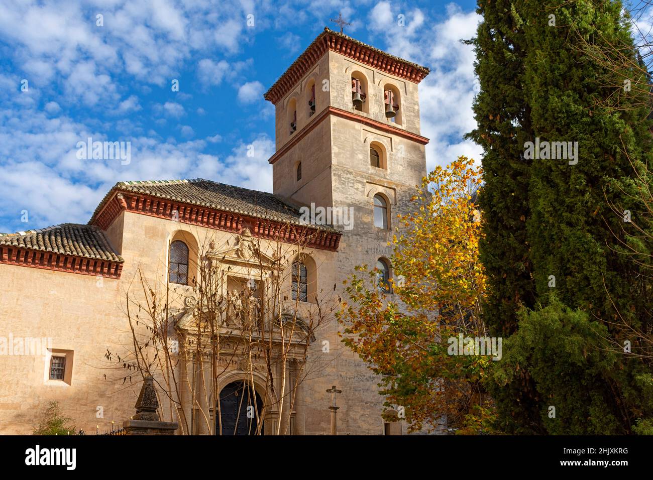 GRANADA ANDALUCIA SPANIEN CARRERA DEL DARRO UND CHUCH Iglesia Parroquial de san Pedro y san Pablo UND HERBSTBLÄTTER Stockfoto