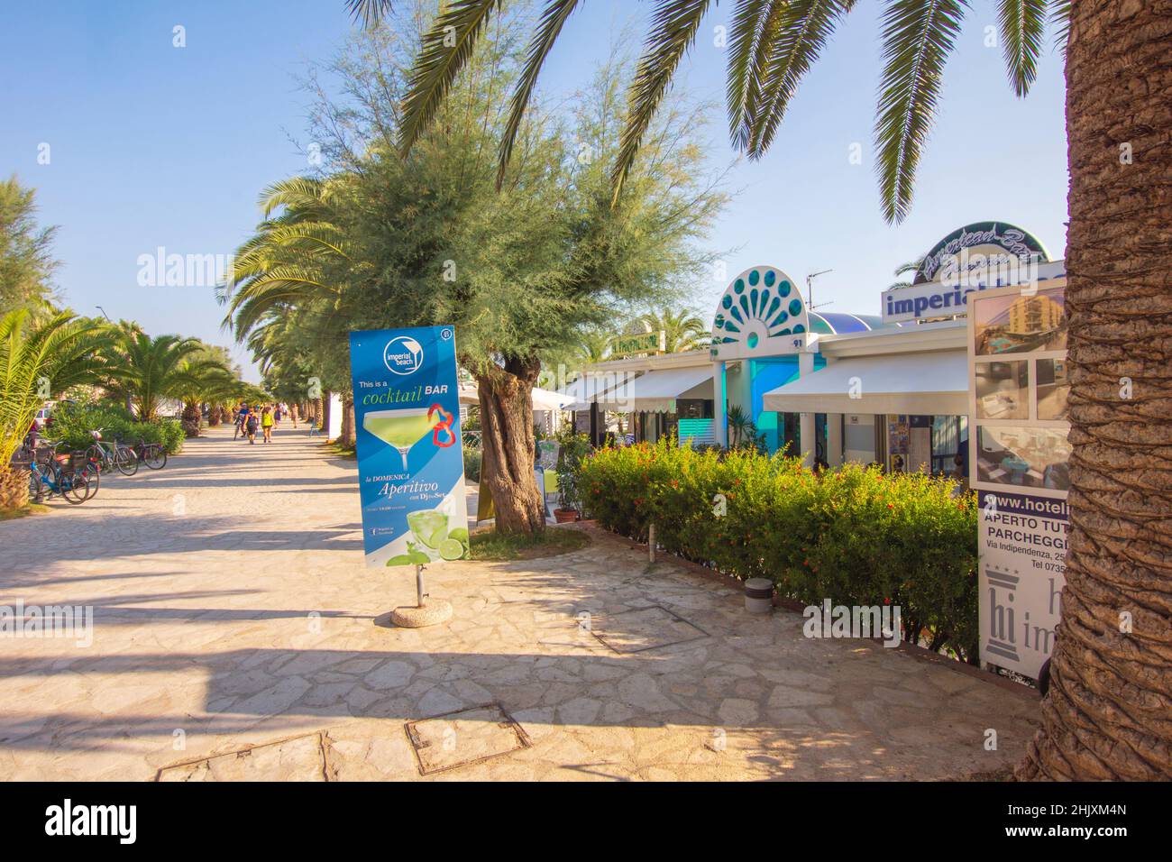 Spaziergang auf der Promenade von San Benedetto del Tronto, Marken, Italien, Europa Stockfoto