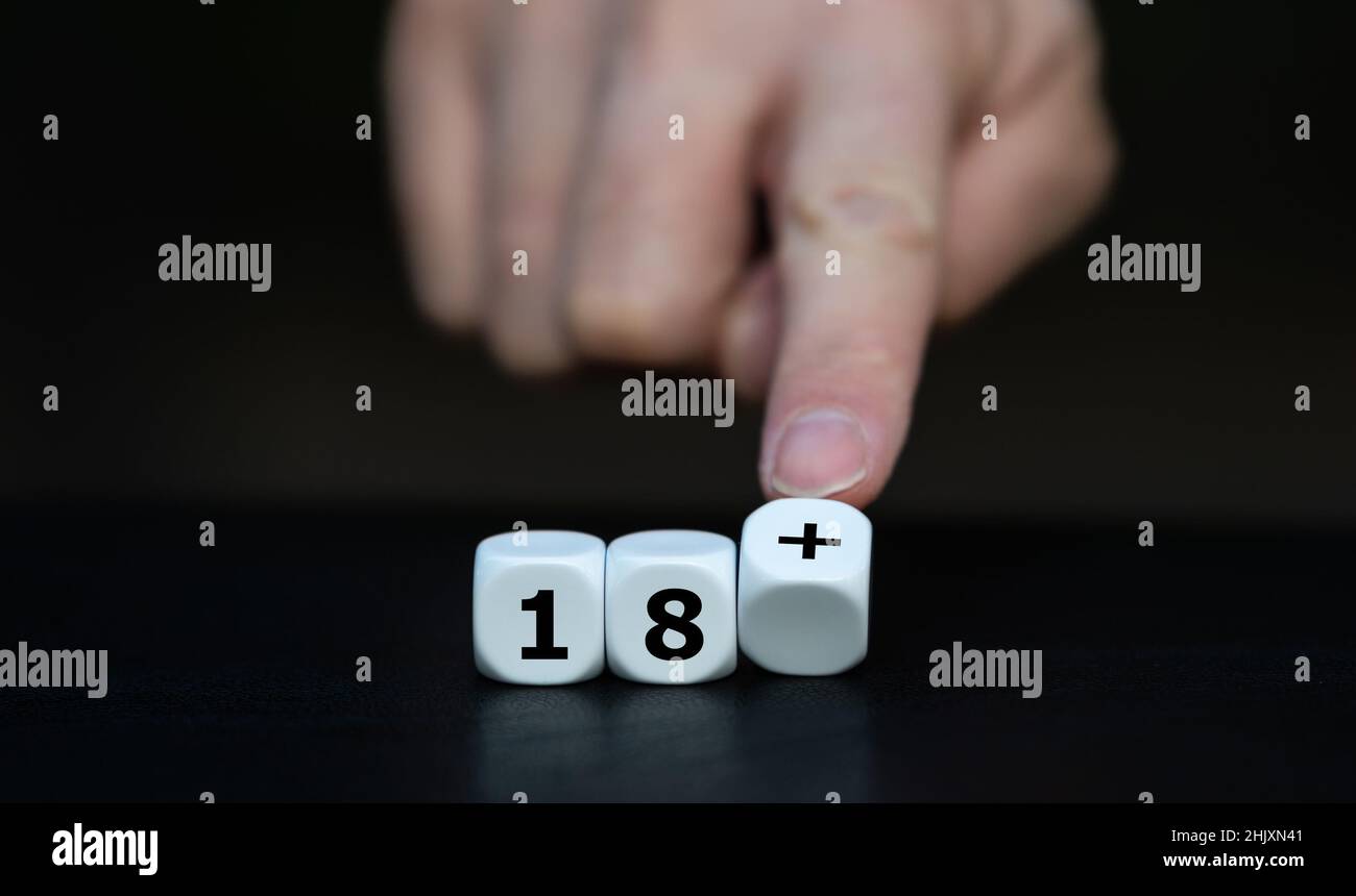 Symbol für ein Alterslimit. Würfel bilden den Ausdruck 18 +. Stockfoto
