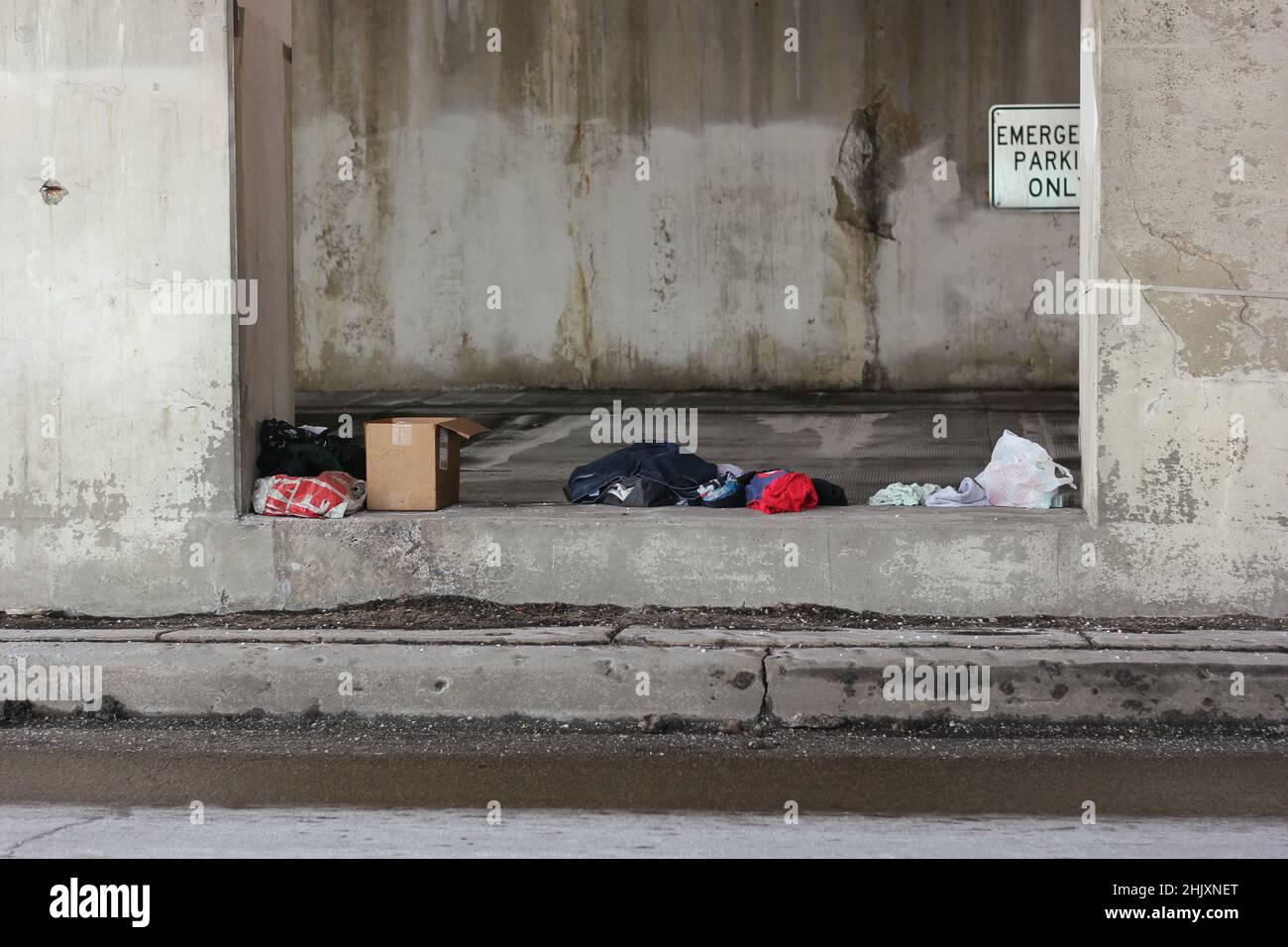 Das persönliche Eigentum der Obdachlosen in der Innenstadt. Stockfoto